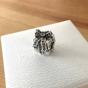 Pandora Present charm